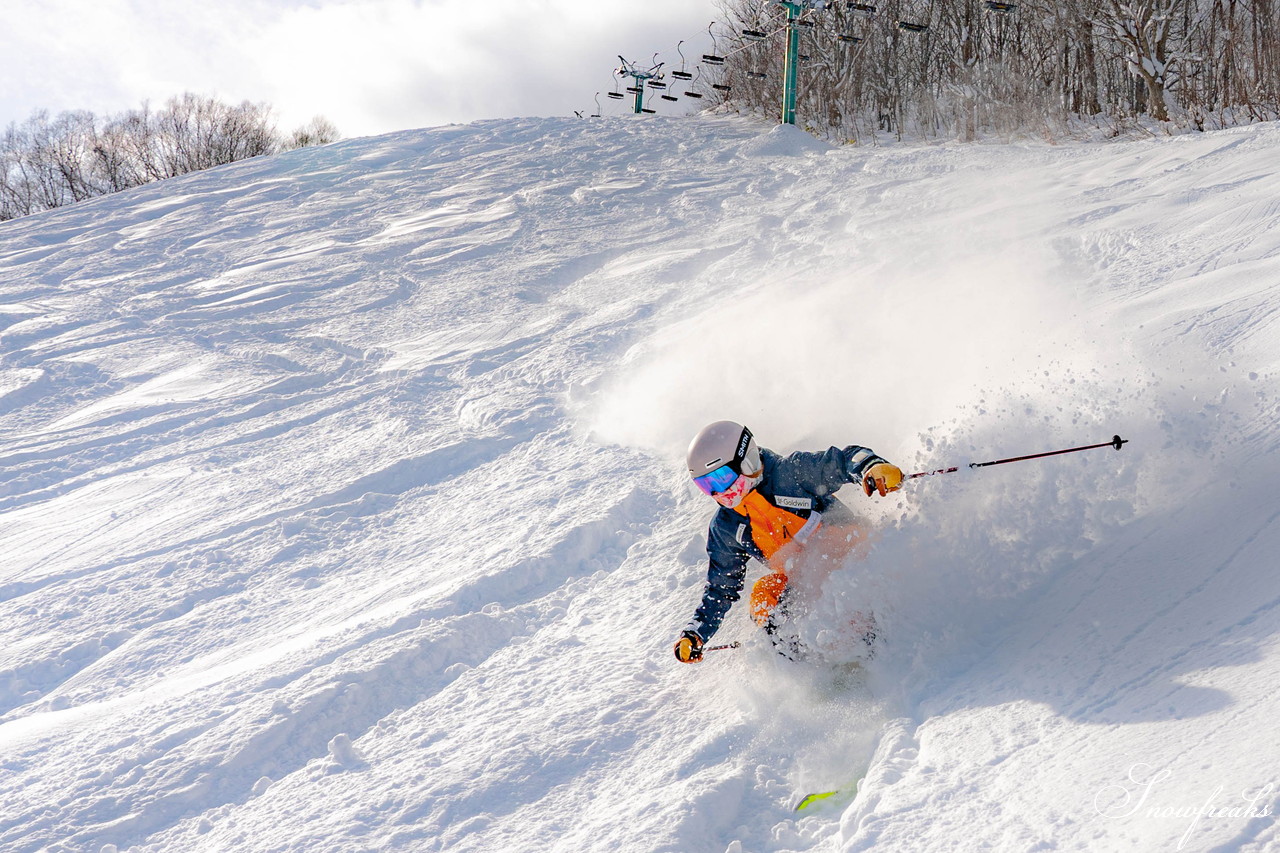 朝里川温泉スキー場　祝・積雪200cm到達。ふわふわのパウダースノーが降り積もったゲレンデを舞台に、女性スキーヤーチーム『TeamKP』成澤栞さんと秋山穂香さんが美しい滑りを披露！